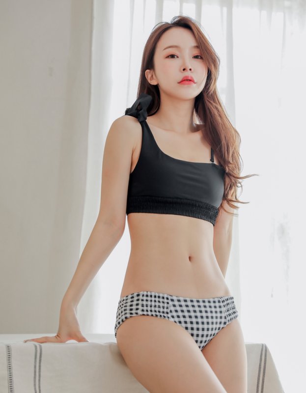 画像9: 肩ひもがリボンのワンショルダータイプになっている、バンドゥビキニトップ/シャーリングのデザインが可愛い、ハーフブラジリアンカットボトム (9)